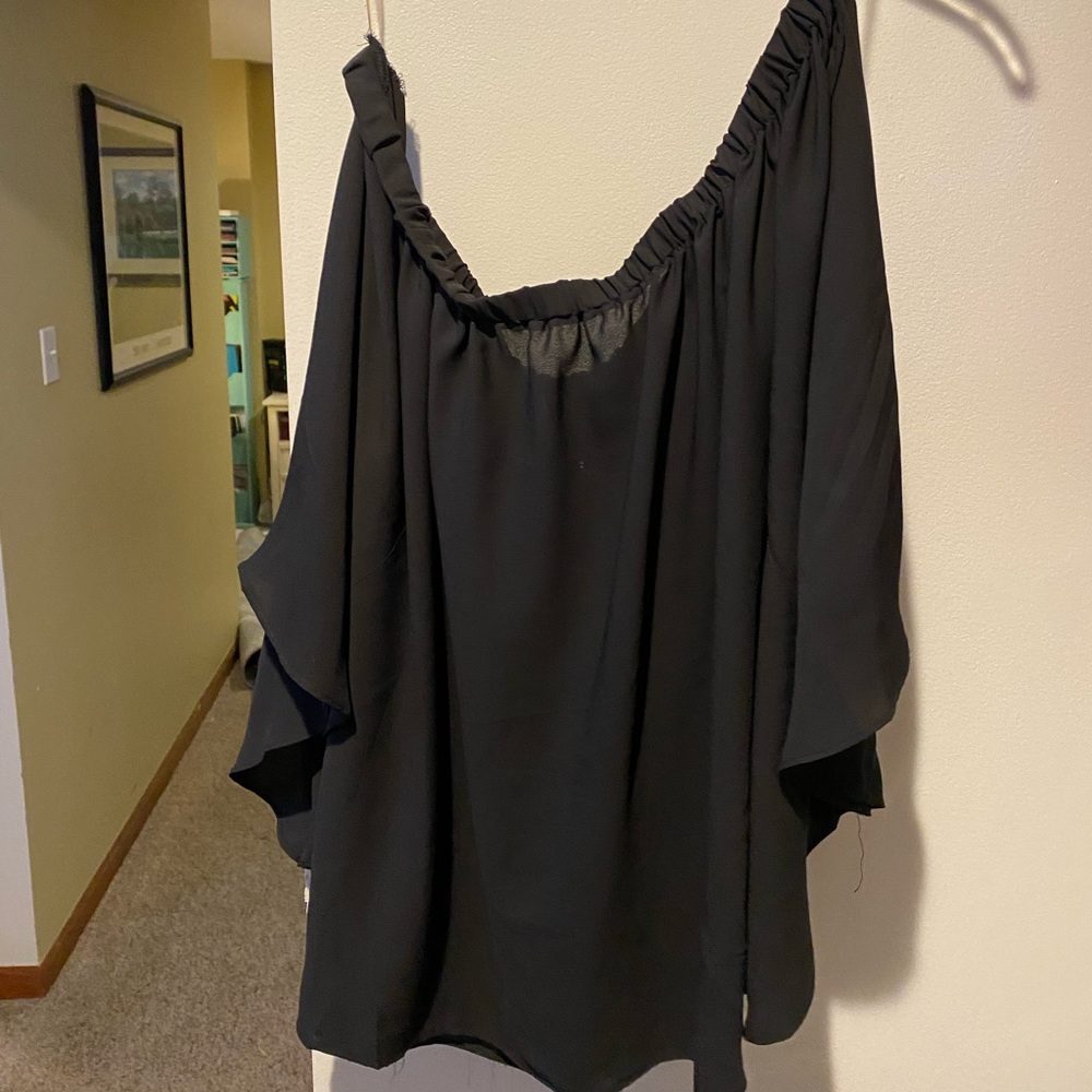 Black strapless flowy shirt